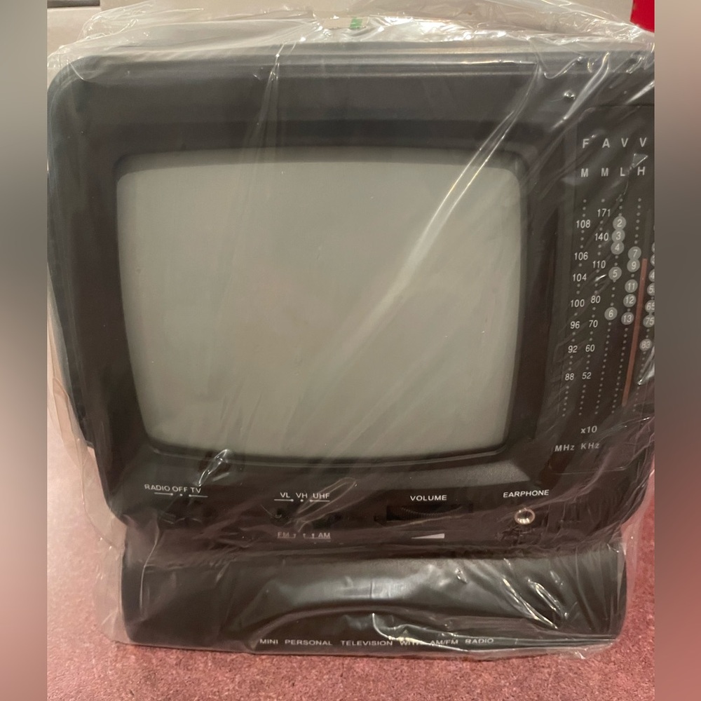 Portable Vintage Black & White Television Receiver w/ AM/FM radio. PK-4183. New